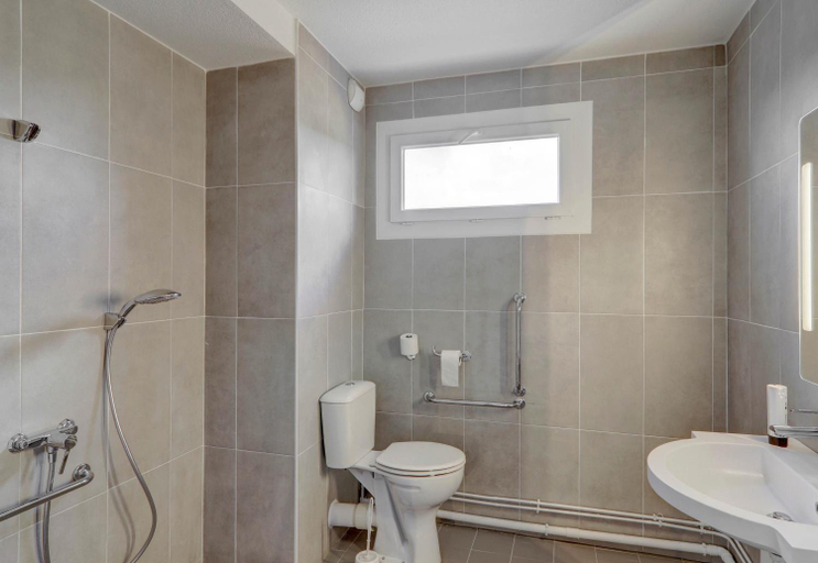 Bathroom 4, B&B HOTEL Montlucon Saint-Victor, Allier