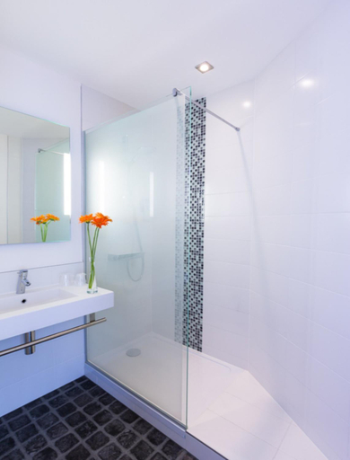 Bathroom, ibis Styles Strasbourg Centre Petite France, Bas-Rhin