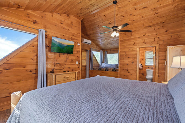 Bedroom 3, Serenity Now, Sevier