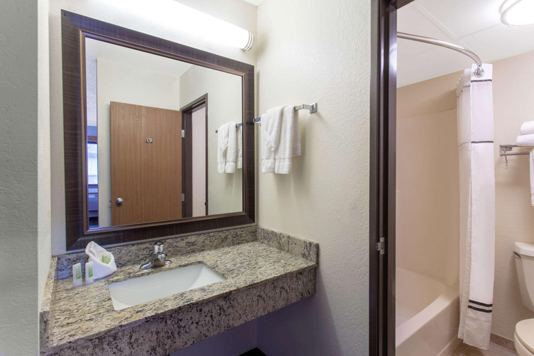 Bathroom 4, AmericInn by Wyndham Calumet, Houghton