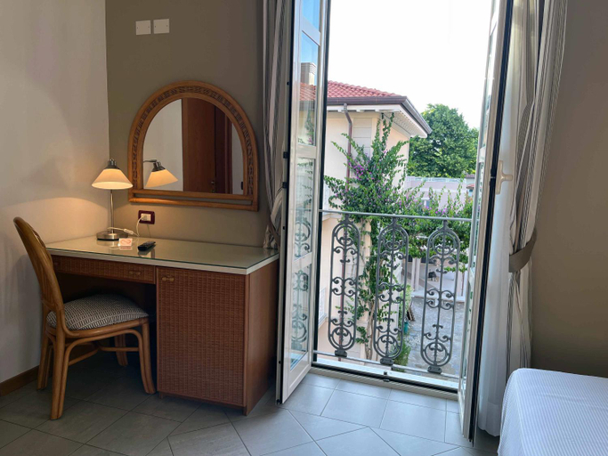 Others 5, Hotel Regina, Lucca