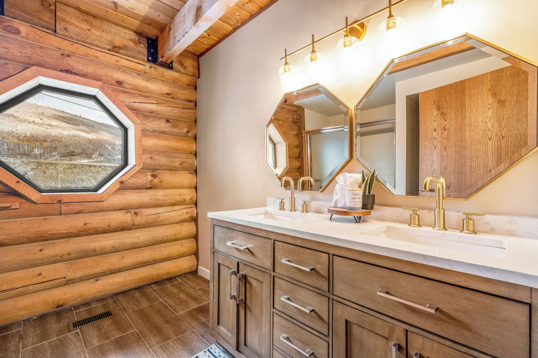 Room 2, Lodge Hot Tub Dueling Basketball, Summit