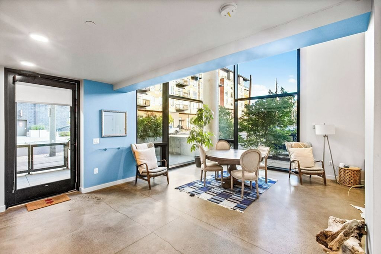 Others 1, Airy and Open Corner Loft - 92 Walkscore, King