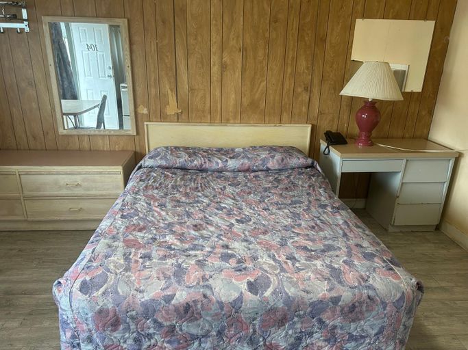 Bedroom 1, Road Runner Motel, Thompson-Nicola