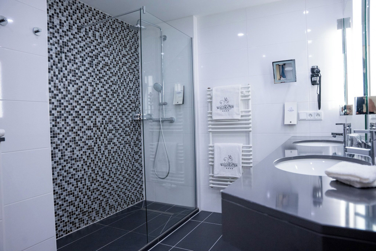 Bathroom 3, Hotel Der Waldkater, Schaumburg