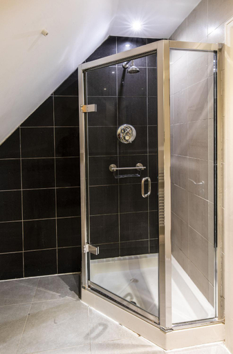 Bathroom 2, The Kings Head Country Hotel, Cambridgeshire