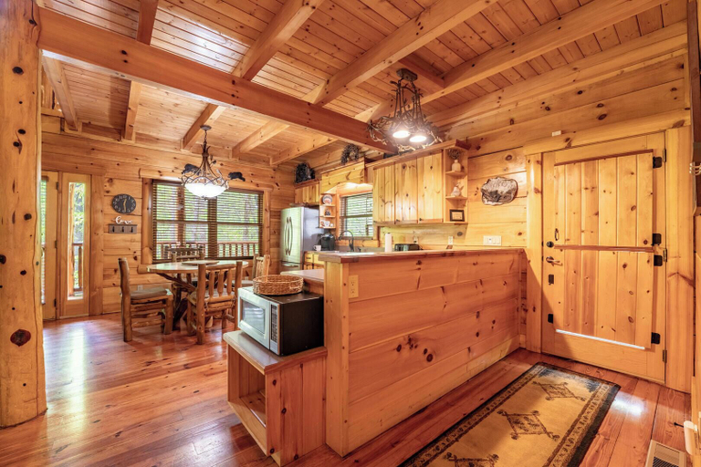 Food & Drinks 5, Smoky Bear Cabin, Sevier