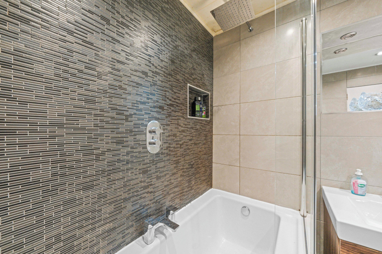 Bathroom 3, Vibrant Spacious Apartment In West End, Glasgow