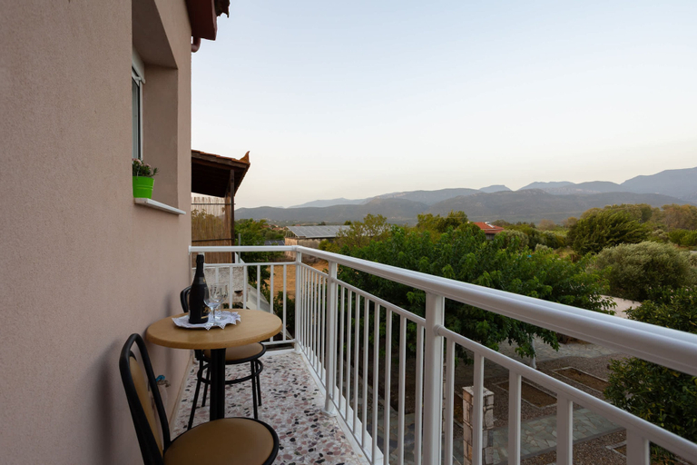 Room 3, Valira Stathmos Home - Rustic Charm Cottage W Garden, Peloponnese