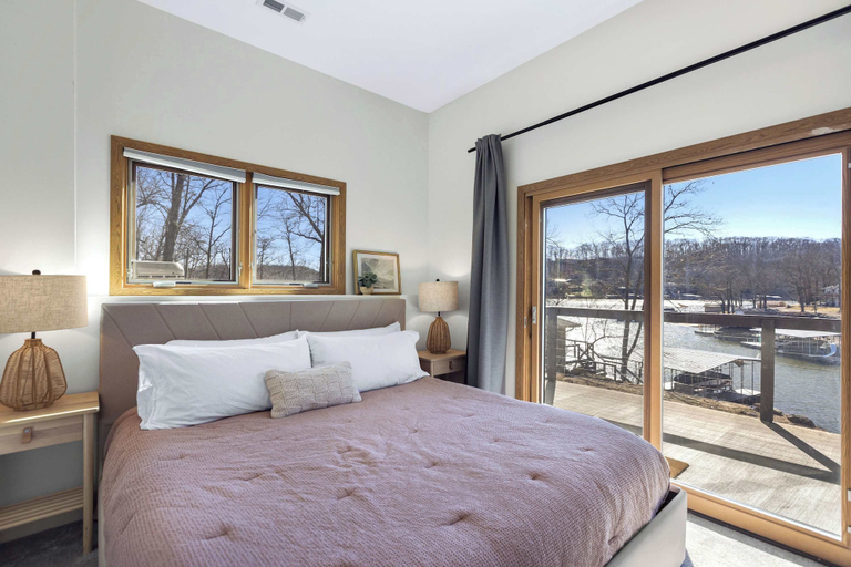Others 3, Big Bear Bungalow Stay on Ozark Waterfront, Camden