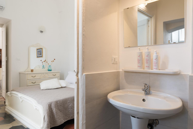 Bathroom 2, Palazzo Le Cupole by Wonderful Italy, Brindisi
