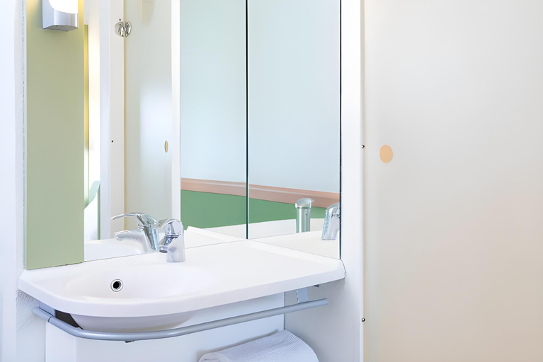 Bathroom 4, ibis budget Birmingham Airport - NEC, Solihull