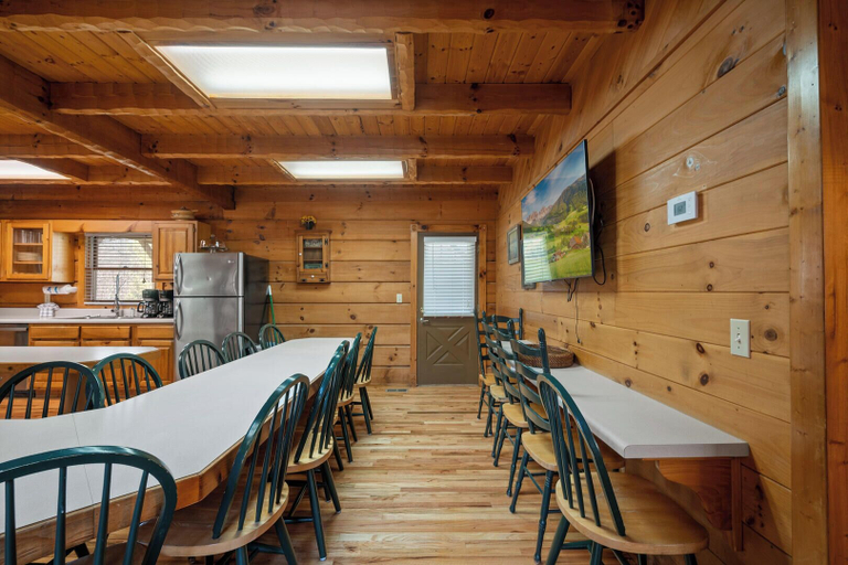 Food & Drinks, Country Pines Lodge, Sevier