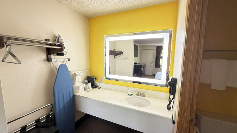 Bathroom 4, PepperTree Inn, Washington