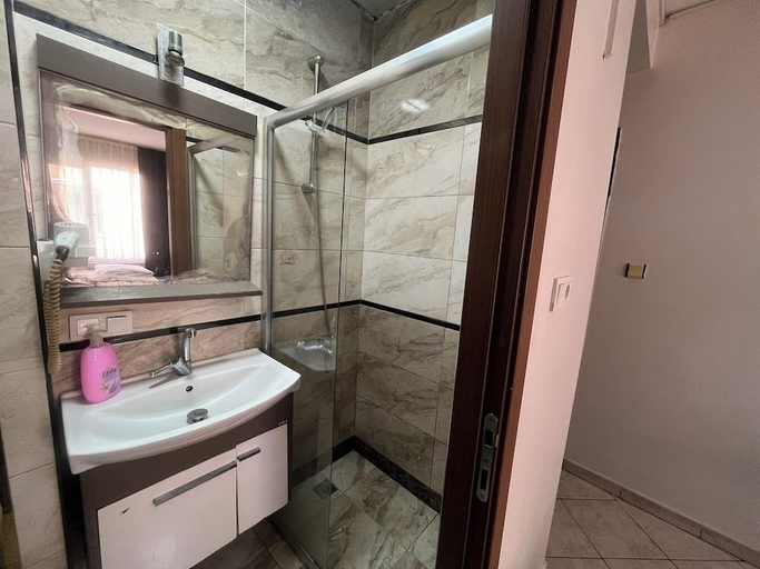 Bathroom 3, Hotel Kiwi, Kadıköy