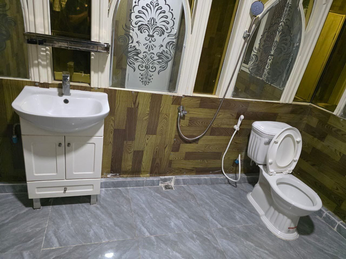 Bathroom, Red & Blue Guest House, Phnom Penh
