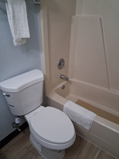 Bathroom 4, LAKEVIEWINN, Saint Charles