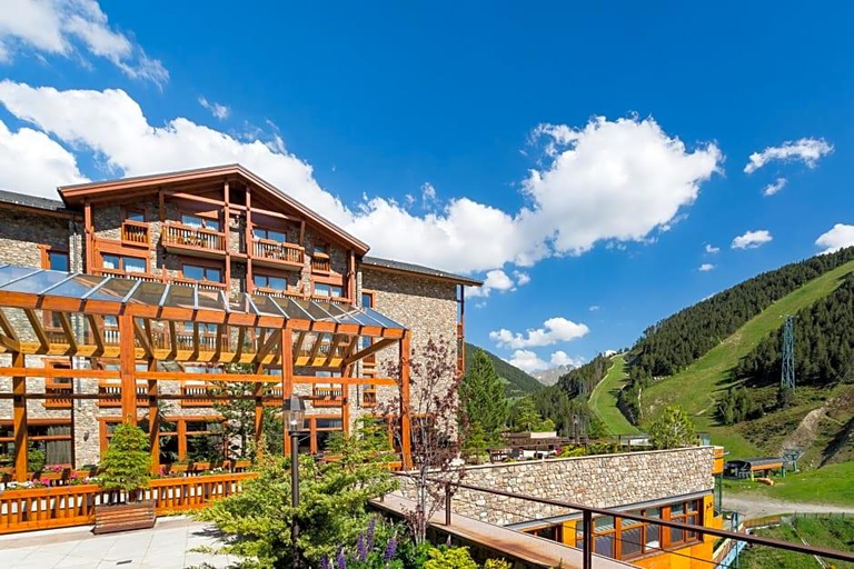 Exterior & Views