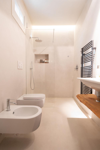 Bathroom 4, Officine Cavour Apartment, Padua
