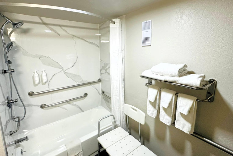 Bathroom 4, Days Inn by Wyndham Holland, Ottawa