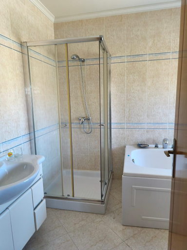 Room 4, 2 Floors Villa Close Ap lia Beach, Esposende