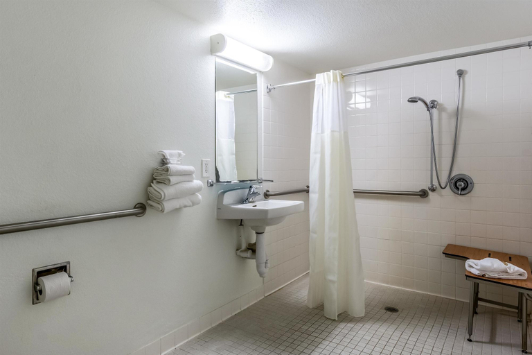 Bathroom 5, Studio 6 Buttonwillow, CA, Kern