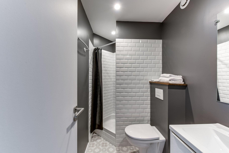 Bathroom 4, Brit Hotel St Nazaire Centre Gare, Loire-Atlantique