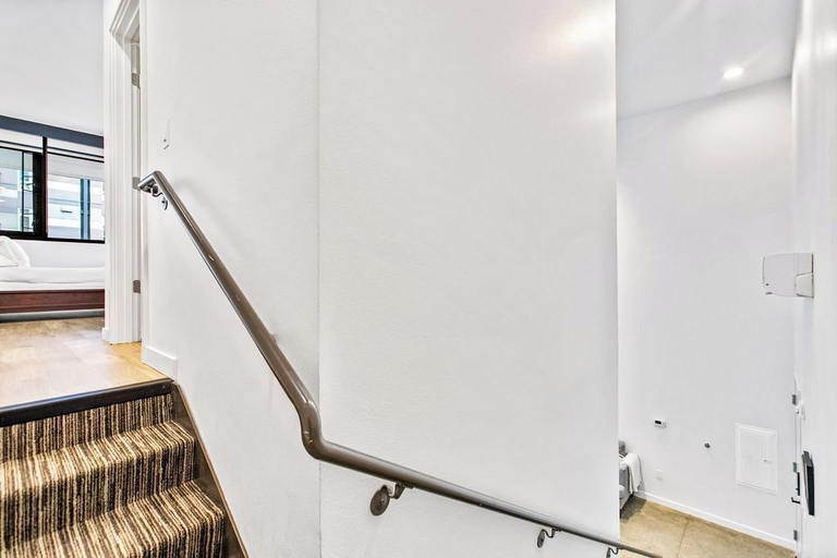 Others 5, Airy and Open Corner Loft - 92 Walkscore, King