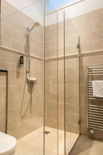 Bathroom 2, Haven Hotels - Helvetia Suites Dusseldorf City, Düsseldorf