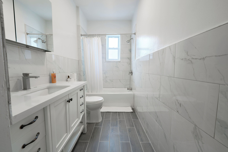 Bathroom, Delz B&B, New York
