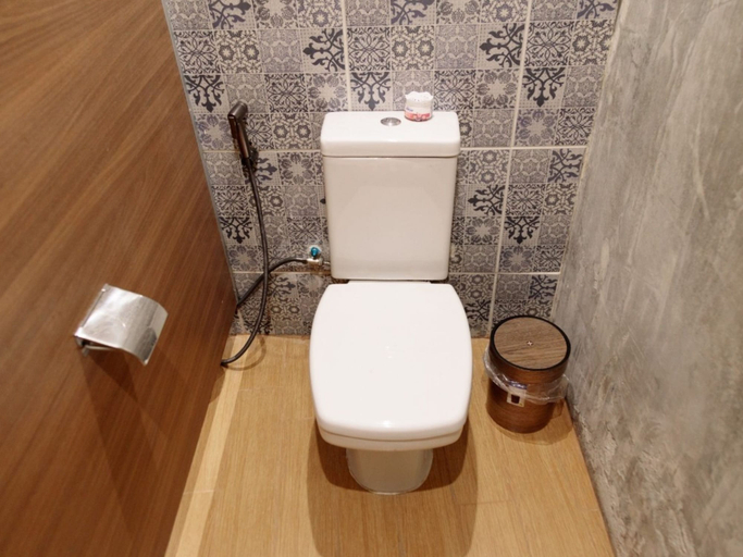 Bathroom 4, ReRe Hostel, Phra Nakhon
