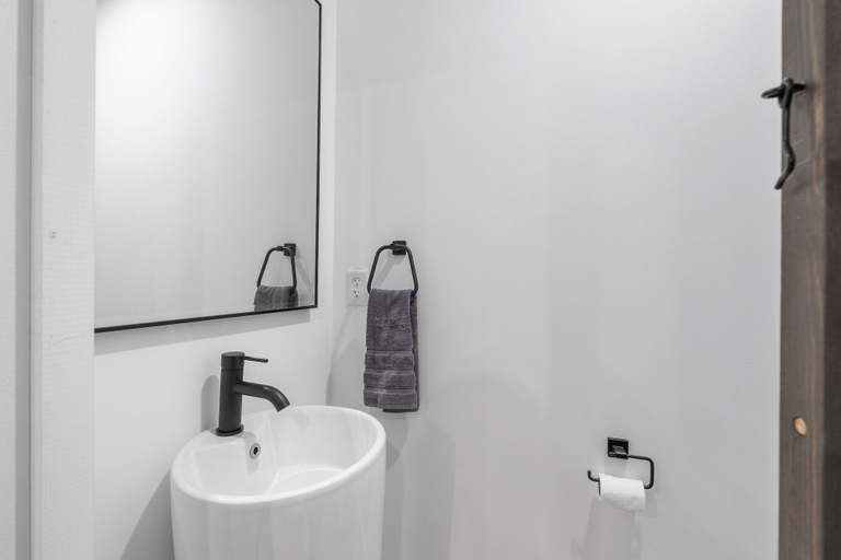Room 2, New Luxury 4 Bed Condo Perfect for Winter Rental, Rockingham