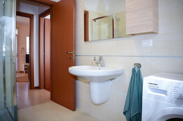 Bathroom 5, Infinity Apartment by Wonderful Italy, Como