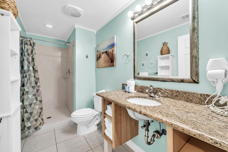 Bathroom 5, Splash 303e, Bay