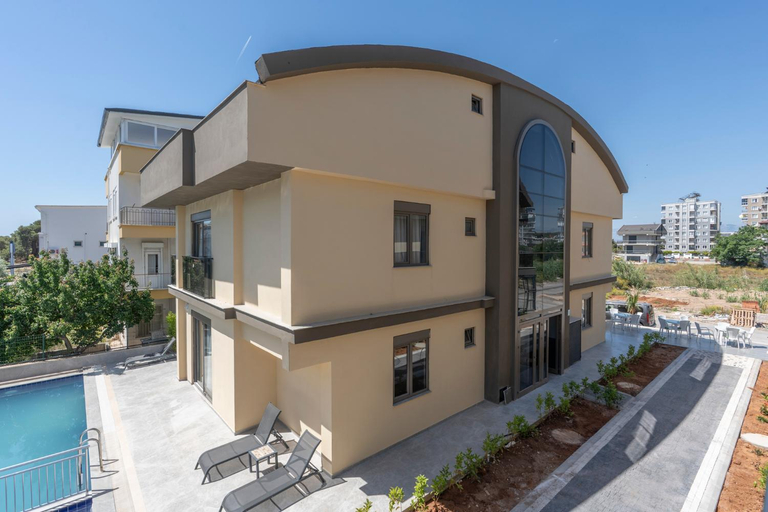 Exterior & Views