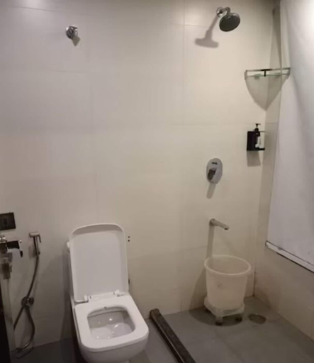 Bathroom 4, TGI Apple Inn, Jaipur