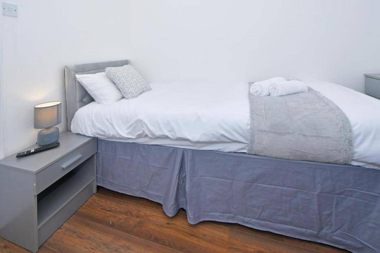 Room 2, Spacious Home Sleeps 6 With Parking, Stoke-on-Trent