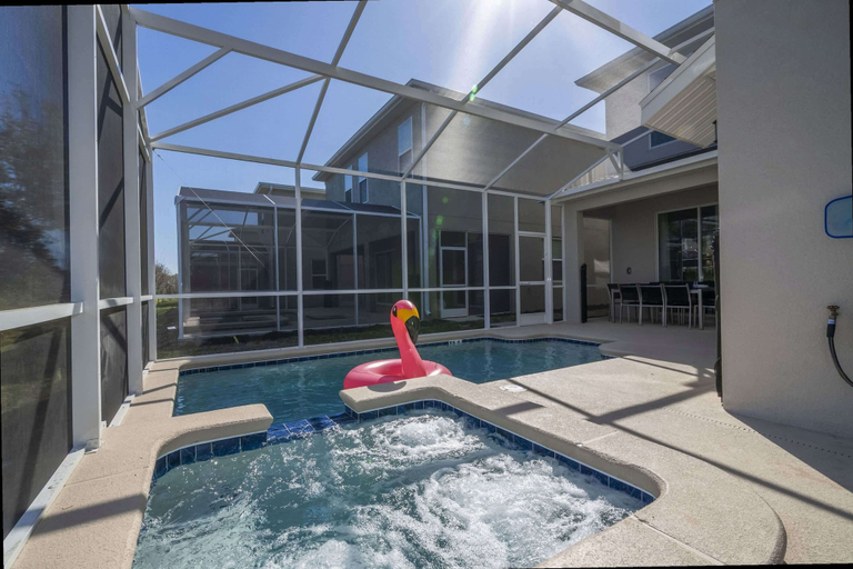 Room 1, Themed 5Bd Family Villa w Pool Spa Near Disney, Osceola