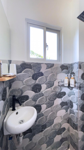 Bathroom 4, Mactan Hostel, Lapu-Lapu City