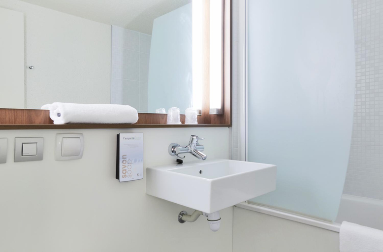 Bathroom 2, Campanile Lille Sud - CHR, Nord