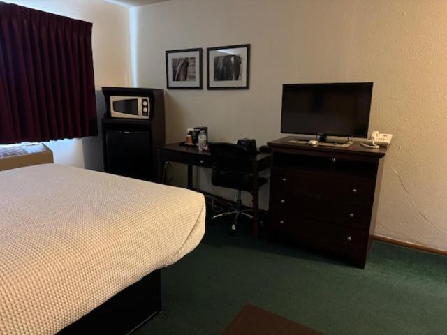 Bedroom 2, Heritage Inn Hotel, Jefferson
