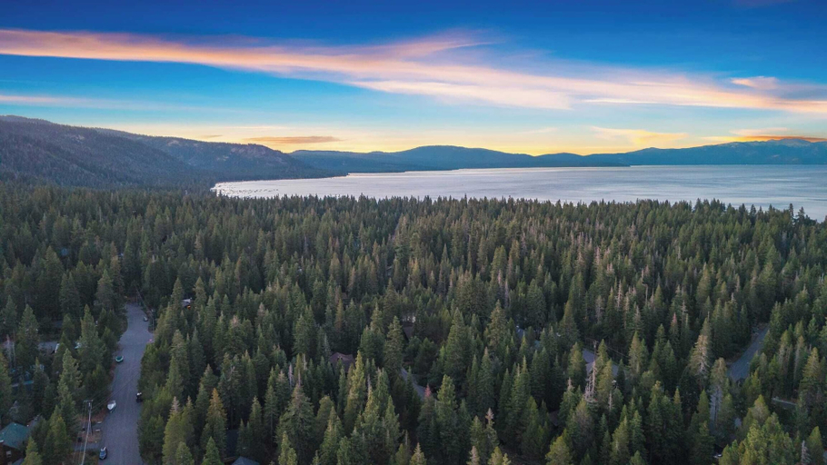 Others 5, Minutes to Skiing & Lake Hot Tub, Fire Pit, Deck Indigo Owl by Avantstay, Placer