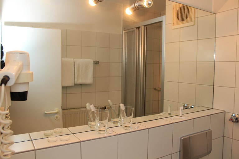 Bathroom 4, Hotel Ruttenscheider Stern, Essen