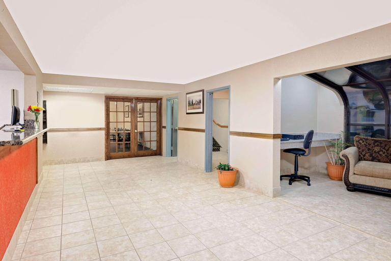 Public Area 2, Super 8 by Wyndham Iowa Falls, Hardin