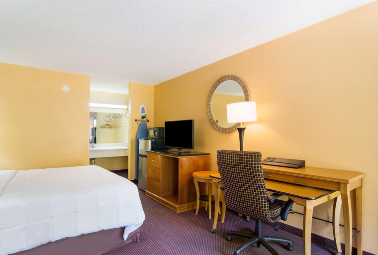 Bedroom 3, Americas Best Value Inn Darien, McIntosh