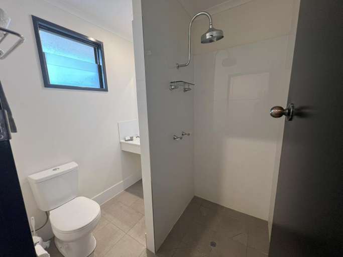 Bathroom 3, Albert Park Motor Inn, Longreach