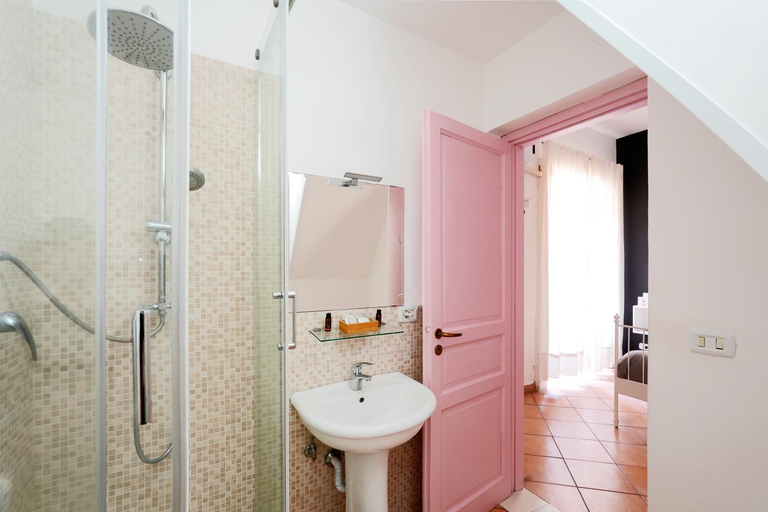 Shower 3, Palazzo Curro, Catania