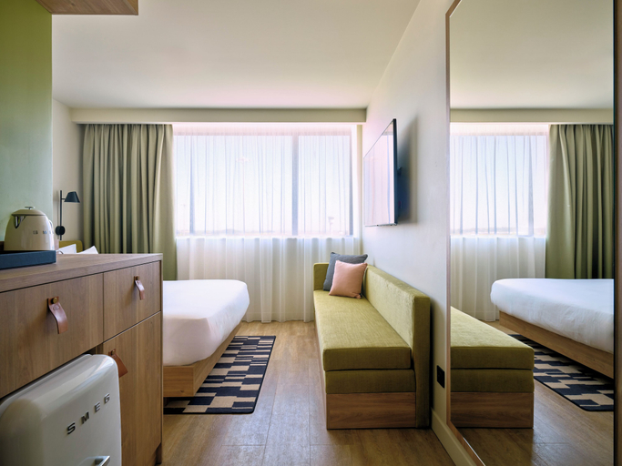 Bedroom 4, Hampton by Hilton Lyon Airport, Rhône