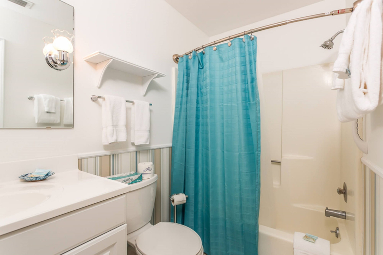 Bathroom 3, Hodnett Cooper's Shipwatch, Glynn