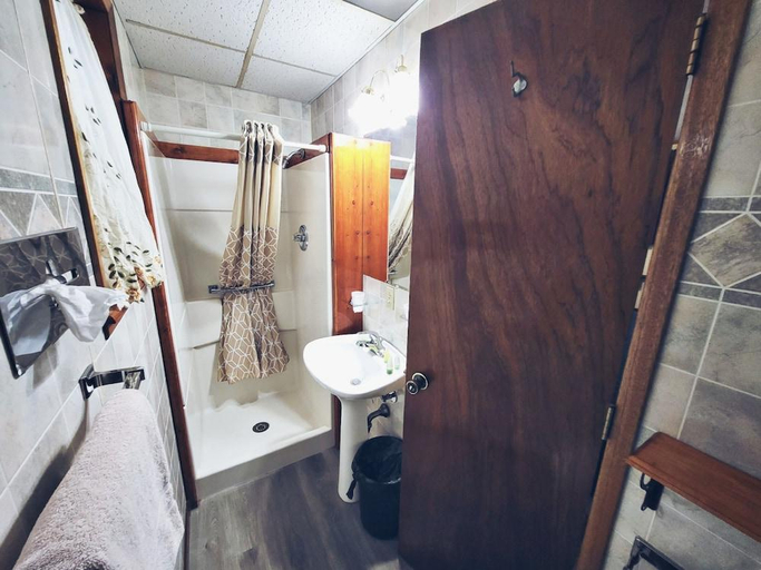 Bathroom 4, Cedar Wood Inn, Lawrence